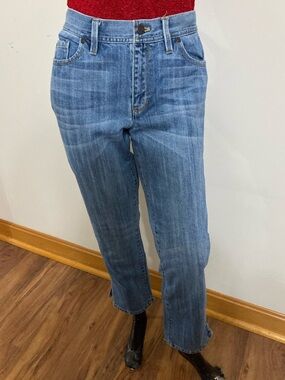 Classic Light Blue Straight-Leg Crop Jeans. Item# SSj4